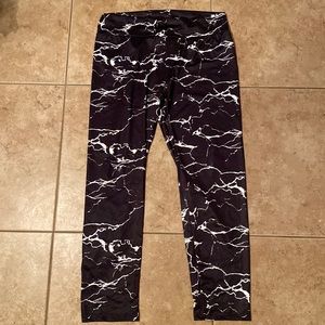 Black and white leggings never worn size XL
